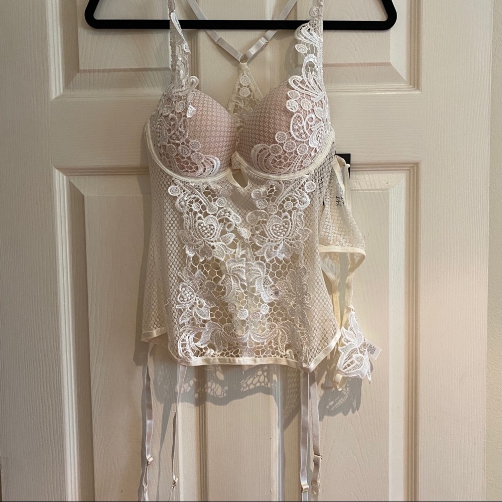 Frederick’s of Hollywood NWT white lace corset L